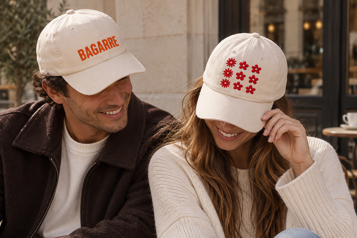 Femme et homme portant une casquette brodée avec une visière courbée